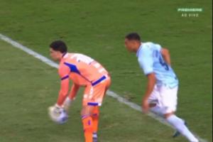 逆天失误送礼巴甲门将开球未注意到身后对手，直接被“偷鸡”